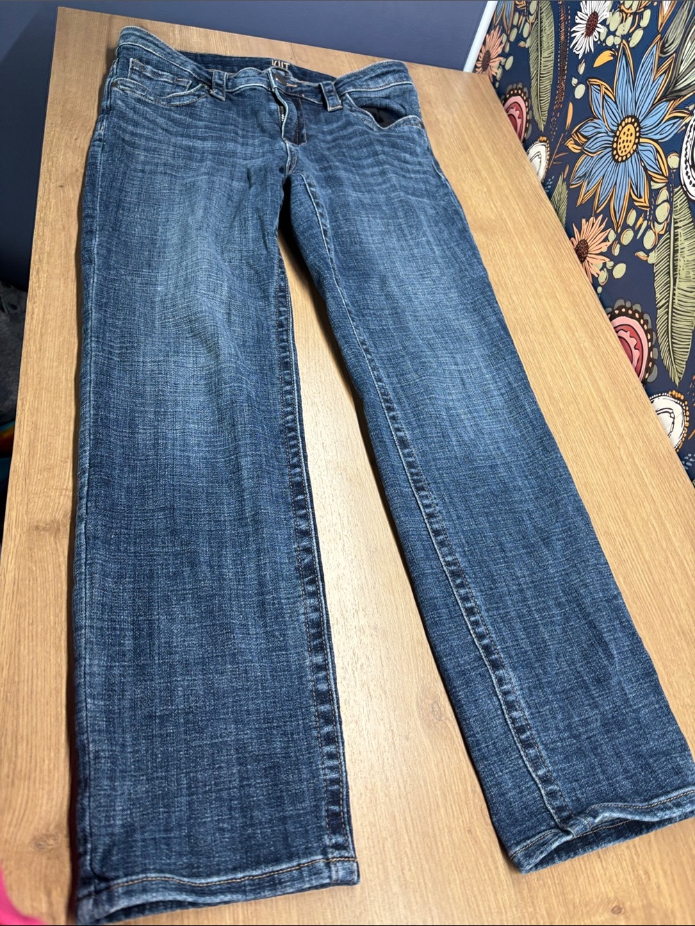 KUT from the Kloth Straight Leg Women’s Jeans Size 6. Style SP33MA2